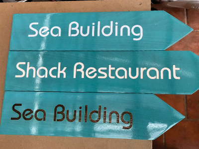 Bảng gỗ chỉ dẫn - Sol Beach House